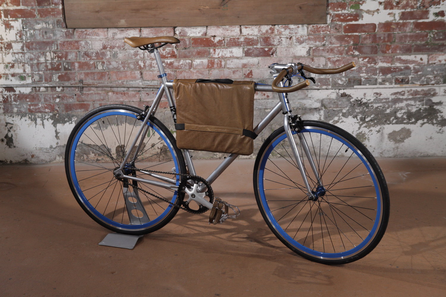 The Garrison model, shown with matching leather frame bag.