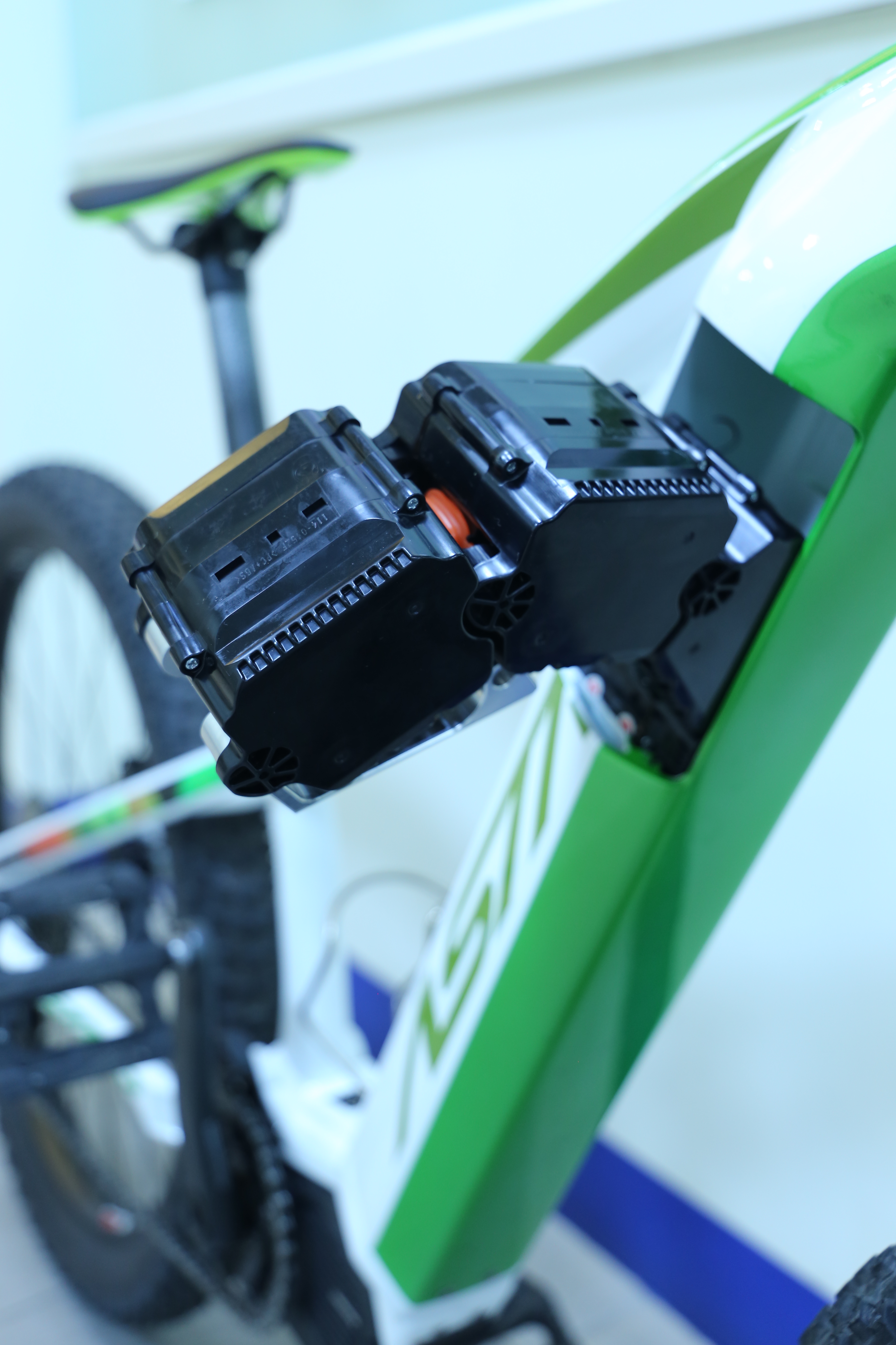 The Snake Pack System allows battery cells to slither into a small opening in the downtube. Photo: Astro. 