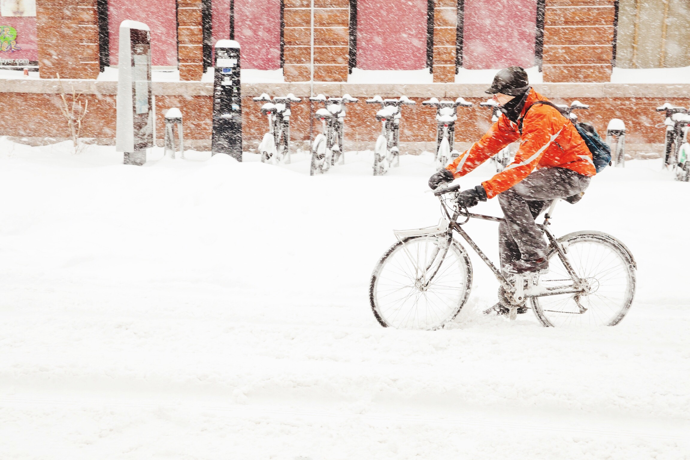 Зима какие велосипеды. Зимний велосипед. Велосипед для зимы. На Велике зимой. Велосипедист зимой.