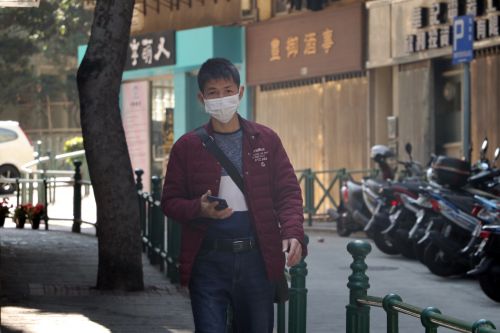 Unsplash photo of man in Macau, China, in face mask during the coronavirus outbreak.