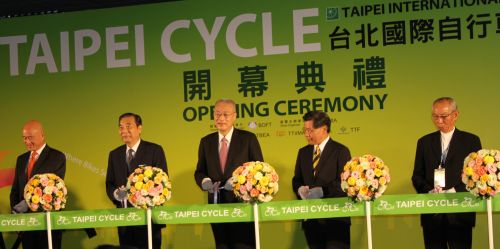 Taiwan dignitaries including TBEA chairman and Giant president Tony Lo, Taiwan Vice President Wu Den-yih and Giant founder and chairman King Liu cut the ribbon, signifying the opening of the 26th edition of Taipei Cycle.