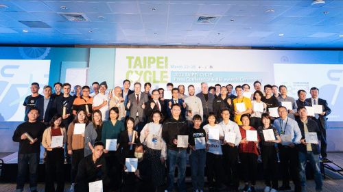 Group photo of all TAIPEI CYCLE d&i award winners.
