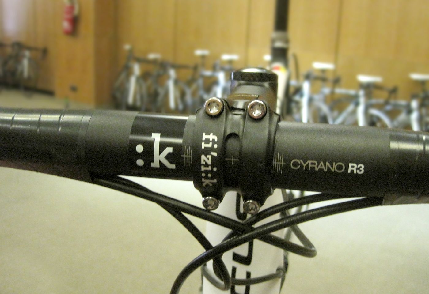 Fizik carbon stem store