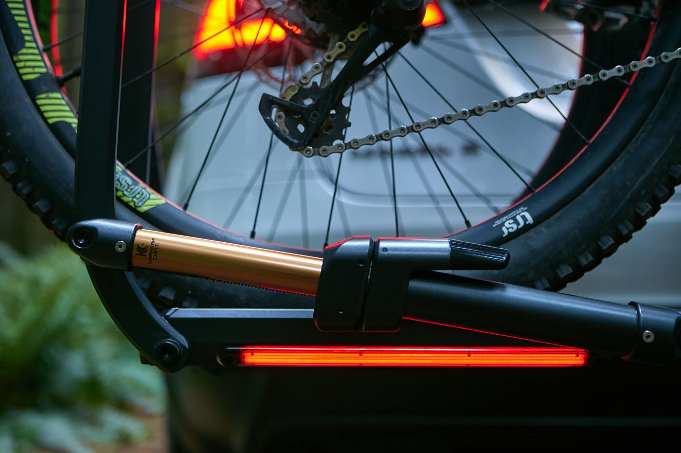 Küat Piston Pro X hitch rack features integrated tail lights, pneumatic