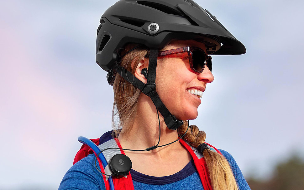 Helmet best sale friendly earbuds