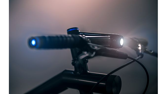 The Chicago bike has a custom Helios smart handlebar with integrated LED headlight and side blinkers.