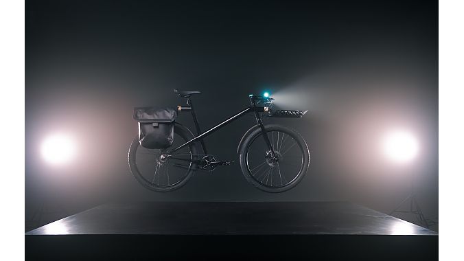 The Chicago Blackline is a steel-framed, three-speed internally geared bike.