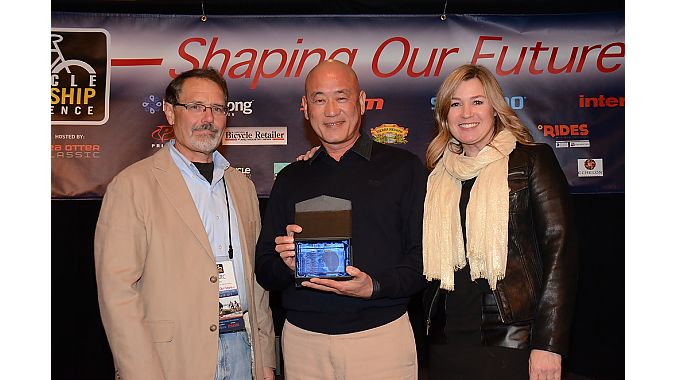 BRAIN publisher Marc Sani presents the international supplier of the year award to Giant Global's Tony Lo. Giant USA general manager Elysa Walk introduced Lo. 