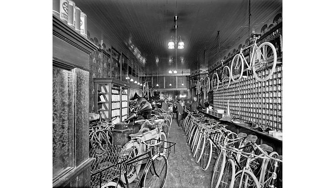 Metzger's Bicycle Shop, one of Detroit's historic retailers that was located a few blocks away, served as inspiration for the shop's décor.