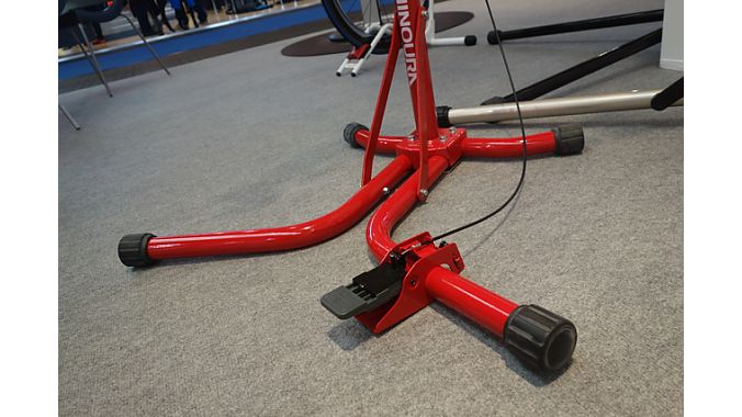A foot pedal operates the W150's hydraulic lift, which provides 13 kilograms (28.7 pounds) of lifting force. It's rated for bikes up to 66 pounds. 