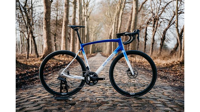 The Retrosonic bike is a tribute to the 1980s Panasonic team bikes. 