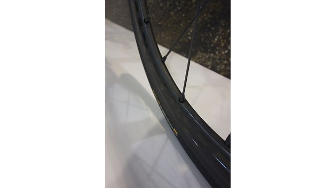 The E100 has Easton's new Fantom Rim aero rim profile.