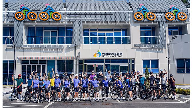 Employees and customers of Giant Group Korea gathered last year before heading out on a ride. 