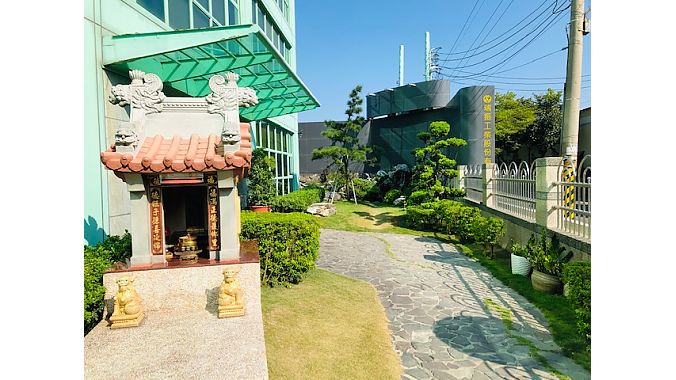 The entrance to Sunnywheel is zen-like.