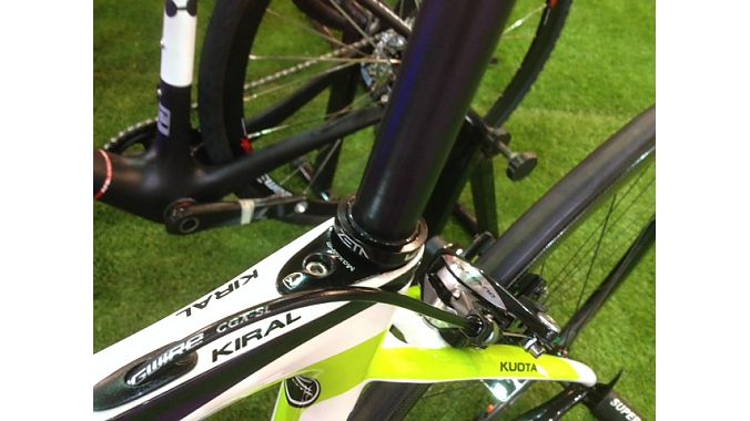 The Zeta uses a low-profile mast that rests on the top of the seat tube.