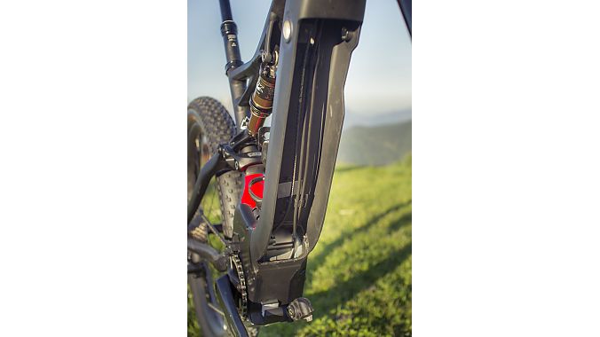 Specialized engineers wanted to have a fully integrated frame battery that could be easily removed but was "rattle free" on the trail. The battery secures onto the frame with one bolt. 